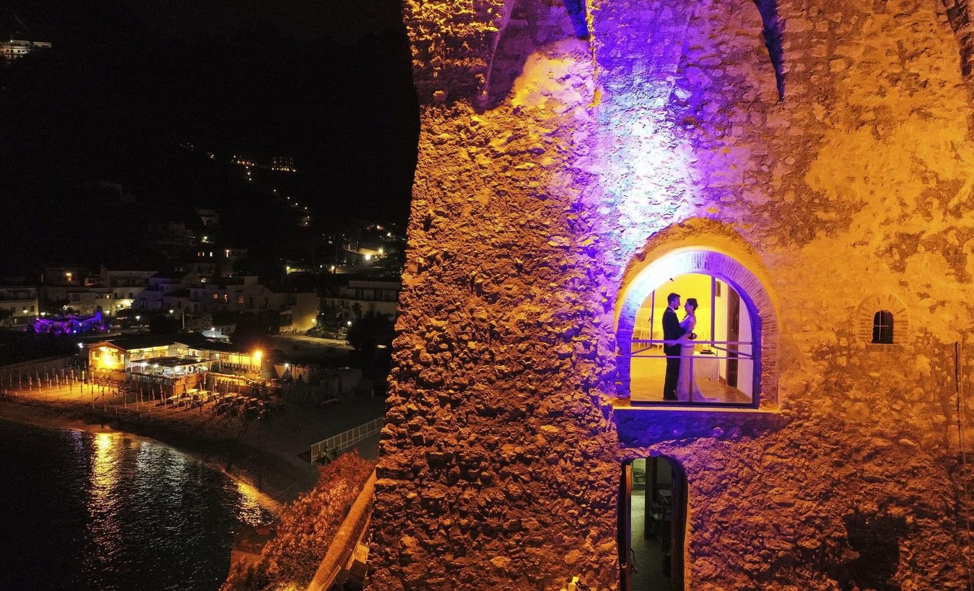 Brautpaar im Turm bei Nacht