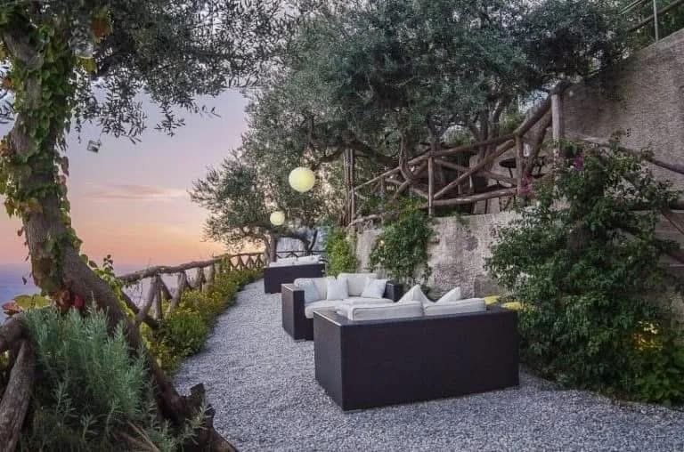 Terrasse mit Olivenbäumen bei Sonnenuntergang