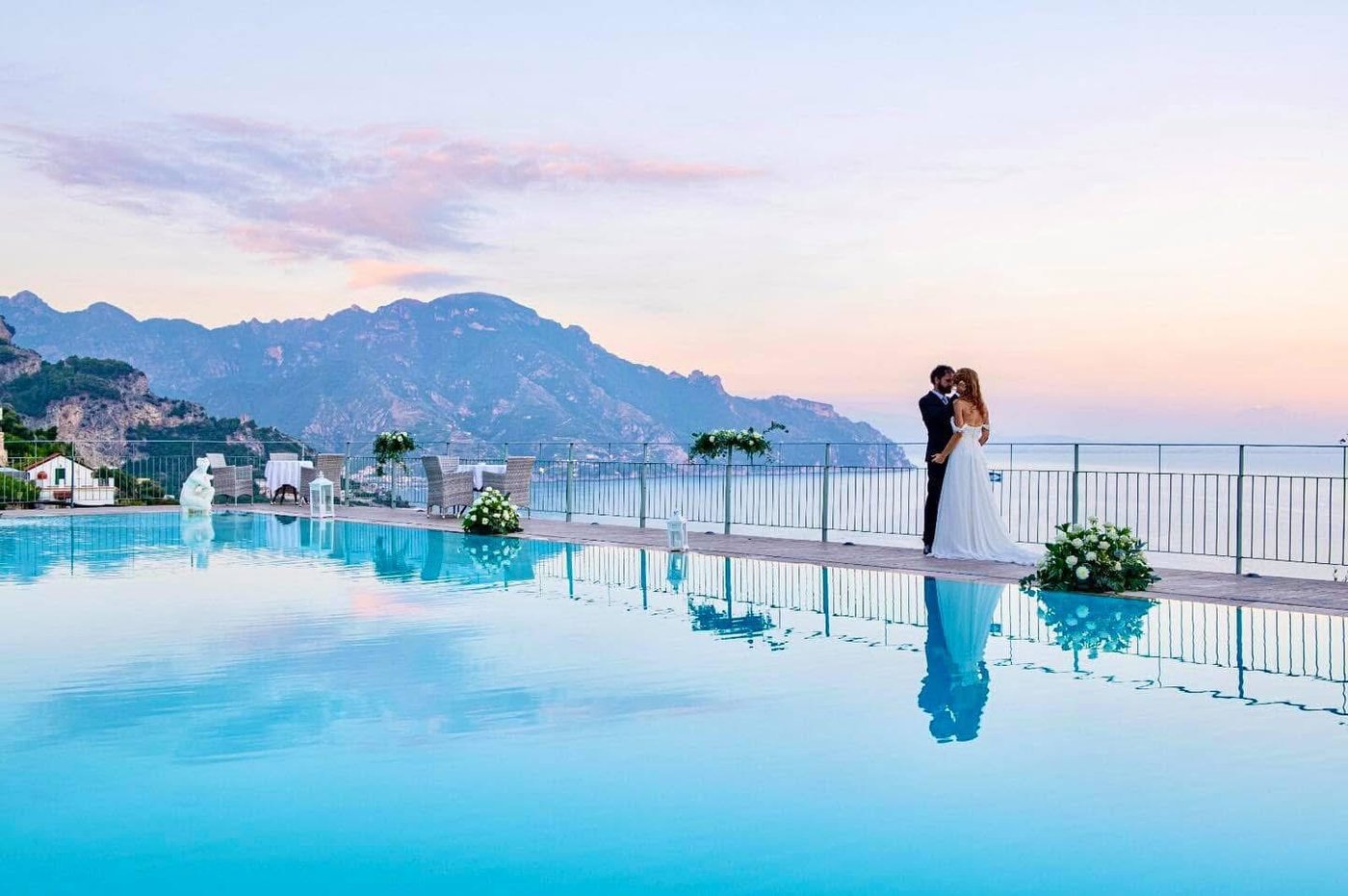Brautpaar am Infinity-Pool in Ravello