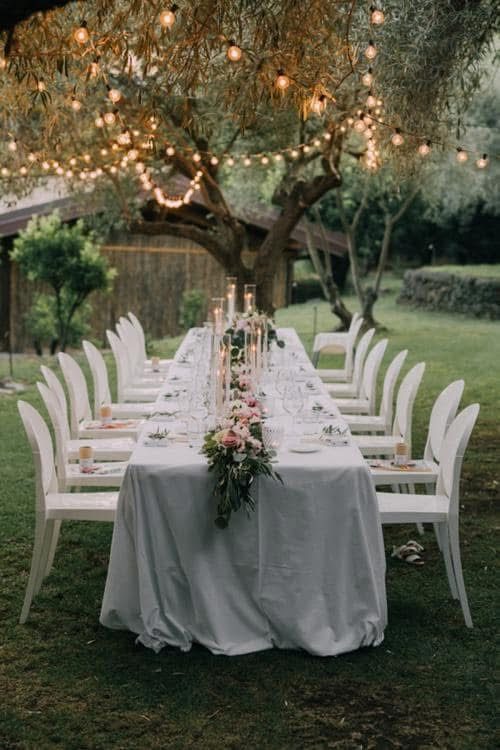 Tafel unter Olivenbäumen