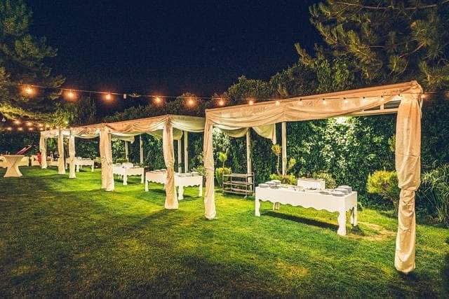 Buffet unter Pavillons